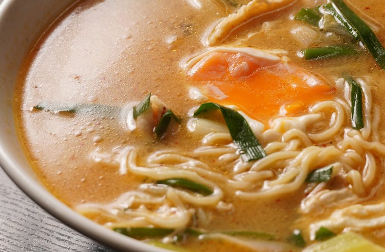 とろとろ卵黄に麺をからめて！ 「もっと食べたい」と思う味。