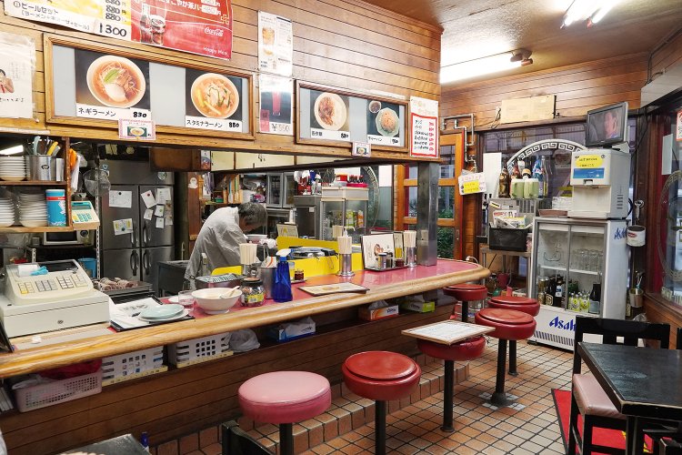 無駄のない動きで仕込みを続ける厨房の佐々木さん。カウンターからは見える。