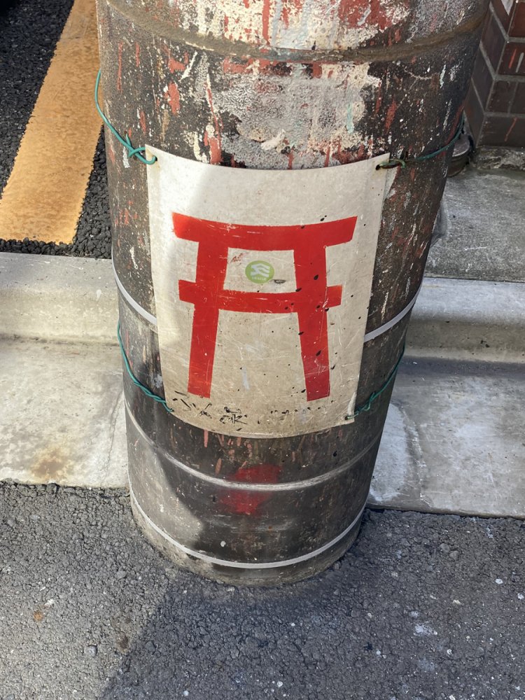 電柱に貼られた鳥居。位置からして犬向けなのだろうか（千束）