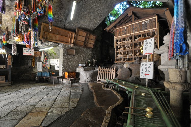 ここでお金を洗うと何倍になるといわれる錢洗弁財天。