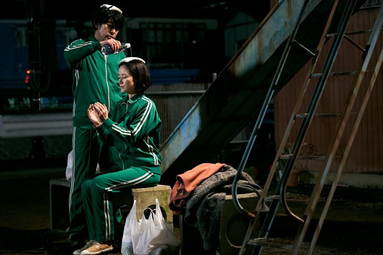 特別な生命力を宿すという“水”、「金星のめぐみ」を頭にかけ合うちひろの両親。