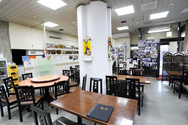 マスコミにもよく取り上げられるだけに、店内には訪れた芸能人の写真がいっぱい。