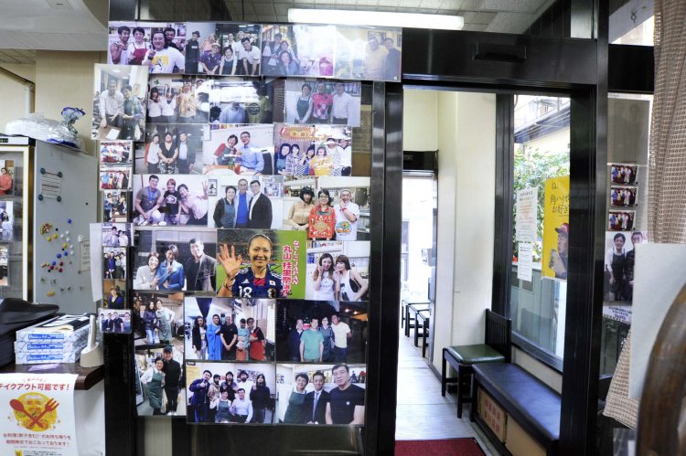 マスコミにもよく取り上げられるだけに、店内には訪れた芸能人の写真がいっぱい。