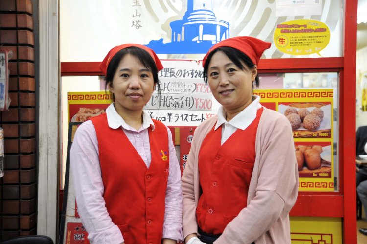 スタッフは中国人。こんなところにも本物志向の店のスタンスがうかがえる。