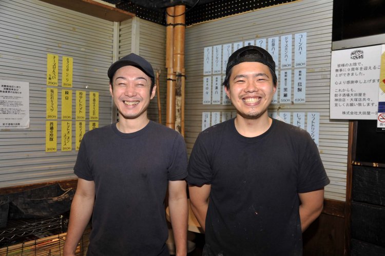 店主の大田陽介さん（左）と店の中心スタッフである小林幸平さん。若いスタッフが中心なので活気がある。