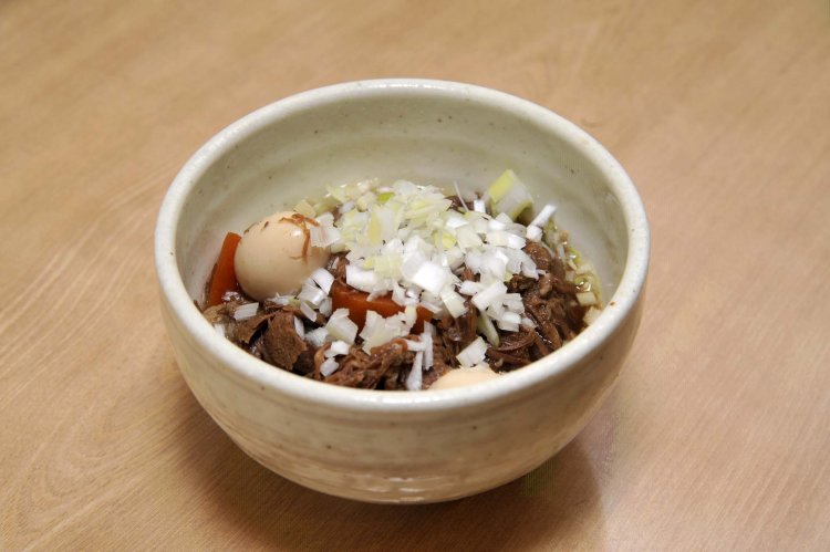 牛スジを5～6時間煮て脂を落とし、意外にもあっさりな牛スジ煮込み。