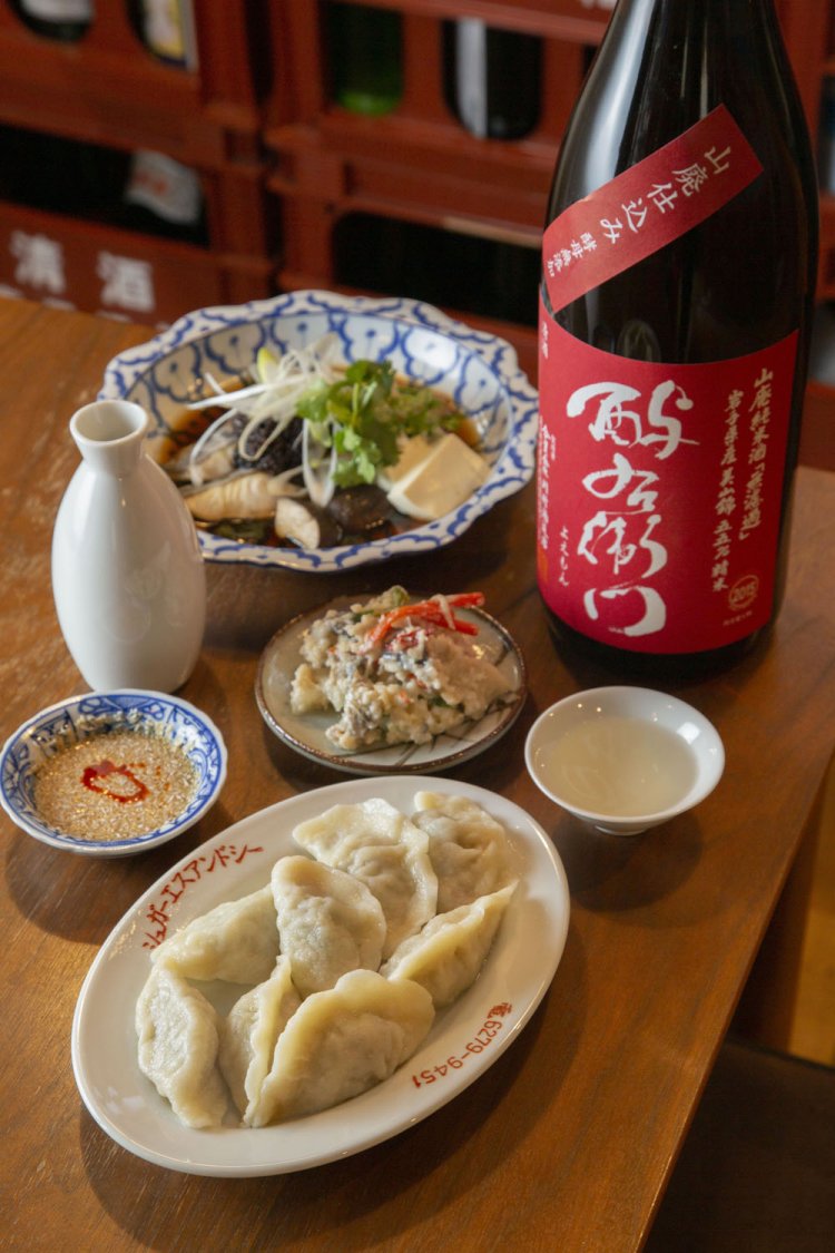 皮から手作りの水餃子792円（写真は春菊の水餃子。季節によって異なります）、にしんの早飯寿司605円、サワラの豆鼓蒸し1320円。「酔右衛門（よえもん）」の爽やかな香りと丸い味がスパイスに合う。