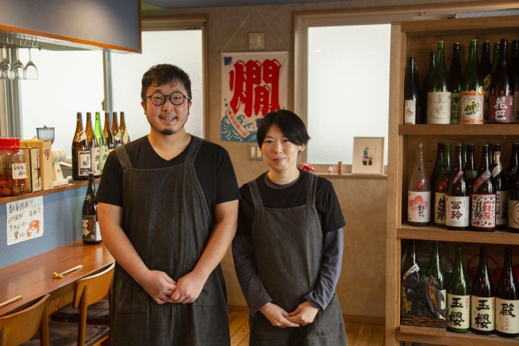 吉祥寺の『にほん酒や』出身。食後には奥様の麻衣子さんが淹れるコーヒーを。