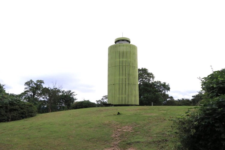 展望台が立つ天筒山城の本丸。
