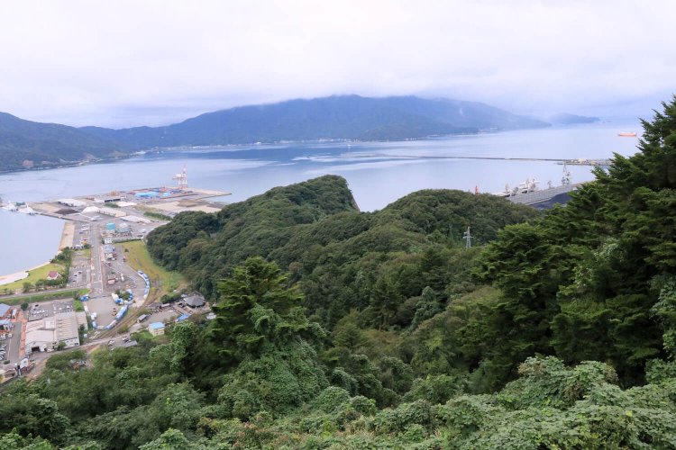 展望台より北西を望む。折れながら伸びる稜線部分が金ヶ崎城。