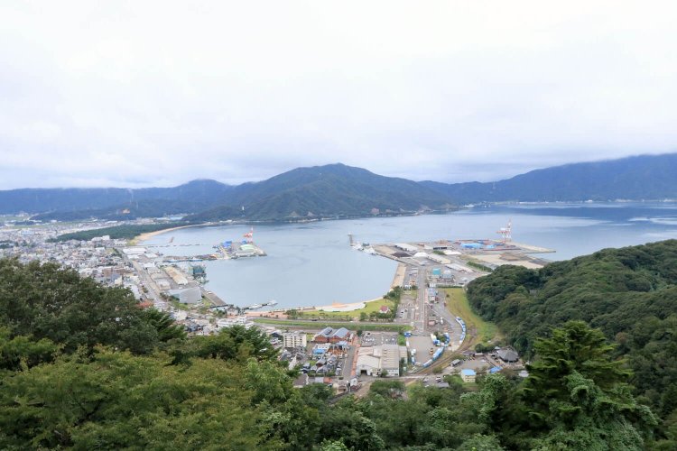 こちらは西。『万葉集』や『日本書紀』にも登場する名勝・気比（けひ）の松原と砂浜がバッチリ見える。