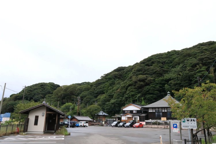 （北西側）金ヶ崎城の先端部。右手に見えるのは金前寺。