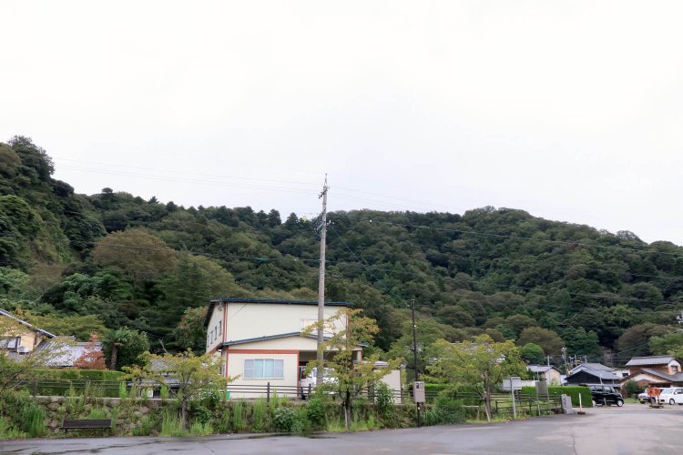 （南東部）さらに内陸側。中央真正面の山上が天筒山城の本丸。