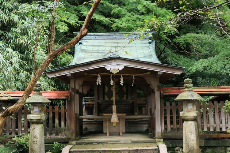 絹掛神社。籠城戦は5カ月にも及んだとか。
