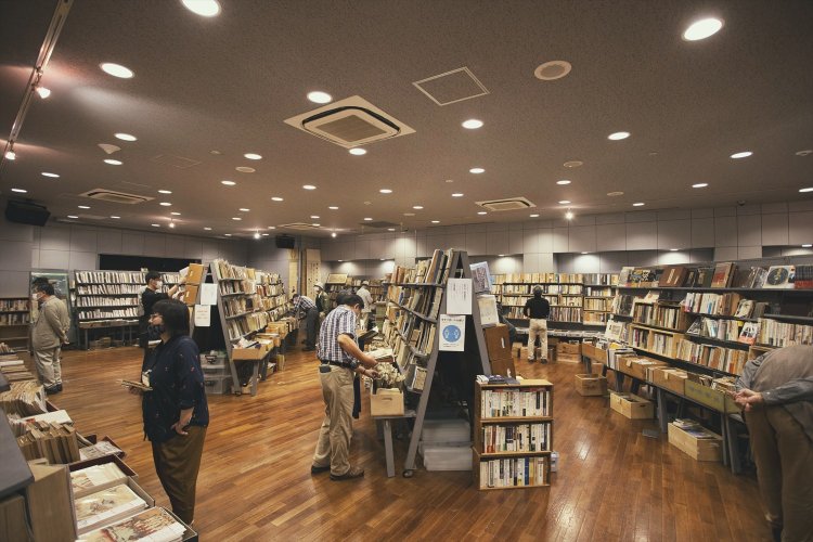 地下1階では、ほぼ毎金・土曜に誰でも購入できる古書即売展が開かれている。主催する会によって出品の傾向が違う。
