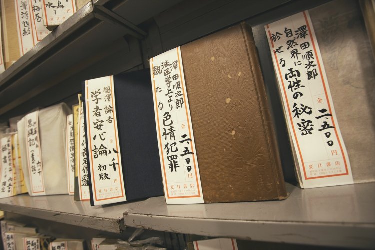 古本はもちろん和本やこけしなど多彩な品揃えで、値段も数百円から数万円まで。掘り出し物が見つかるかもしれない。