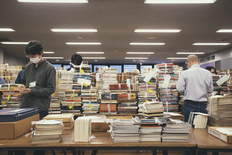 古本の束ごとに封筒がはさまれ、希望価格を入れていく。