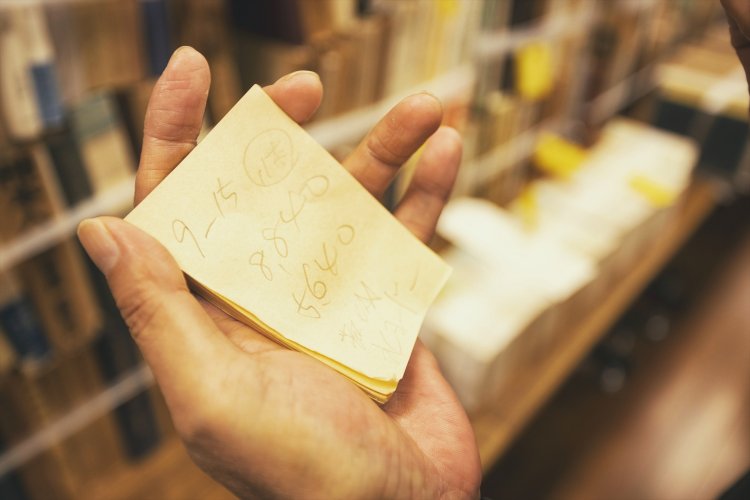 封筒に入れる札。10円の差で競り勝つこともある。