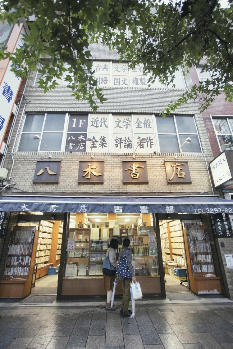 1階は明治以降の近代文学、2階は江戸以前を扱う。