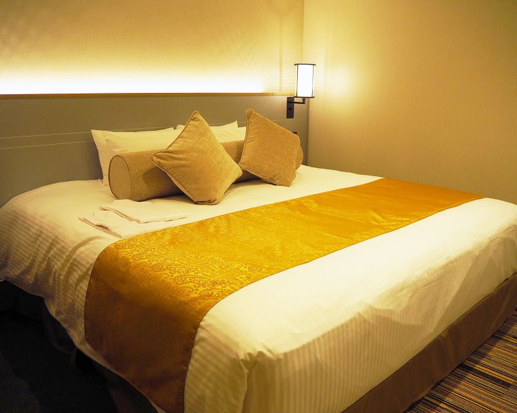 今回はダブルのお部屋。3回転くらい寝返りを打っても余りあるほどのベッドだった。