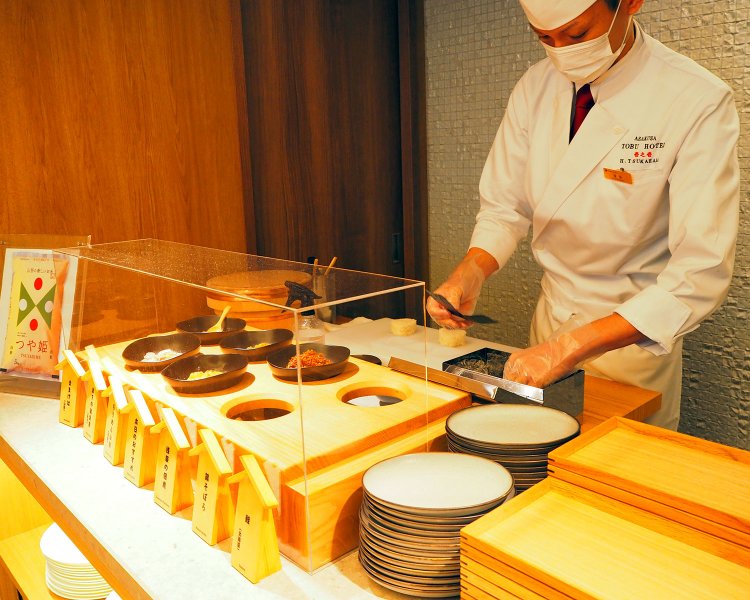 おにぎりは、具を選んで伝えるとその場で握ってもらえる。