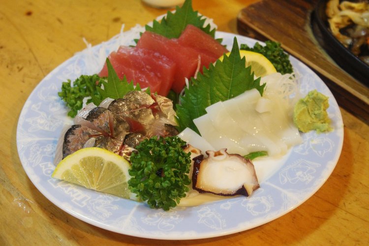 刺身の三品盛り1080円。※内容は日替わり