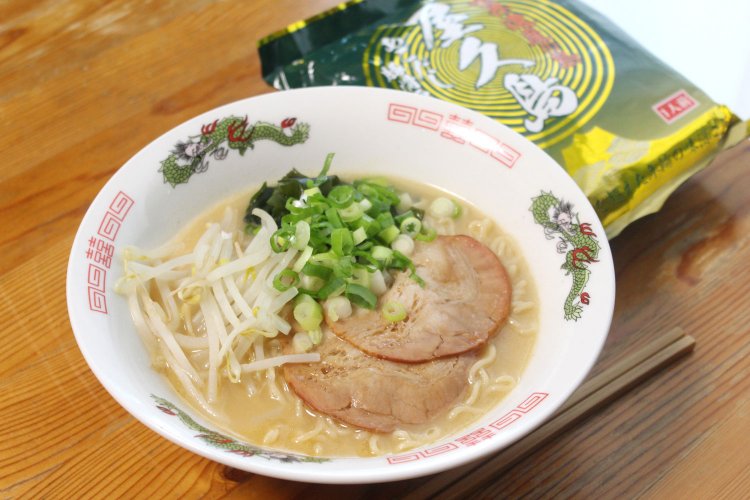 トッピングは袋裏の説明に従って、チャーシュー、もやし、わかめ、ねぎをのせてみた