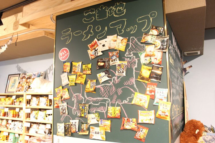 店舗で扱っている商品の袋が貼られたご当地ラーメンマップ（入荷状況により在庫は変動あり）。