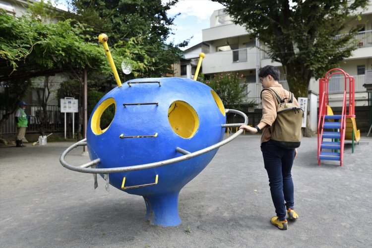 6話目で『赤丸ベーカリー』のラスクを食べた雑司が谷中央児童遊園。遊具が惑星っぽい。