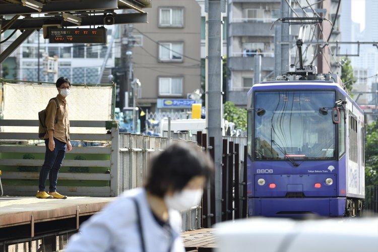 「大学へは自転車でしたが、ひどい雨の日に乗りました」 と帯屋さん。荒川線の都電雑司ケ谷にて。