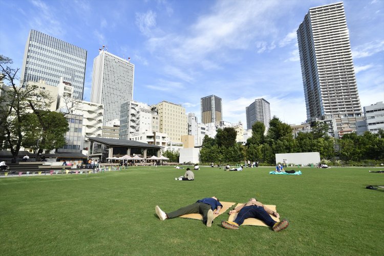1巻5話目にならい、南池袋公園の芝生で大の字になる2人。ゴザは無料貸し出しあり。