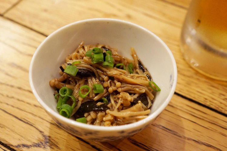 お通し300円。この日はなめたけと海苔の和えものだった。