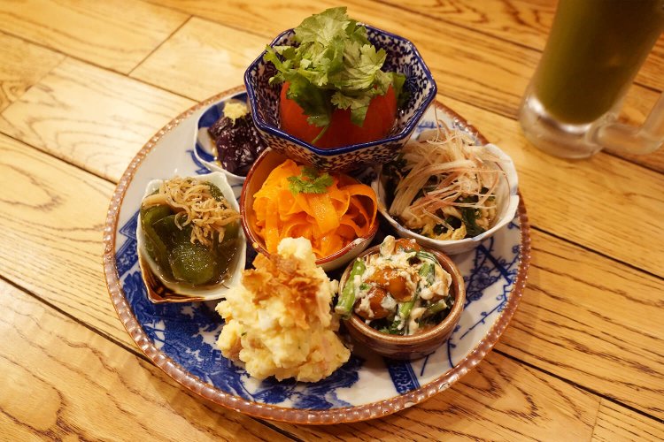 おばんざい おまかせ盛1000円。