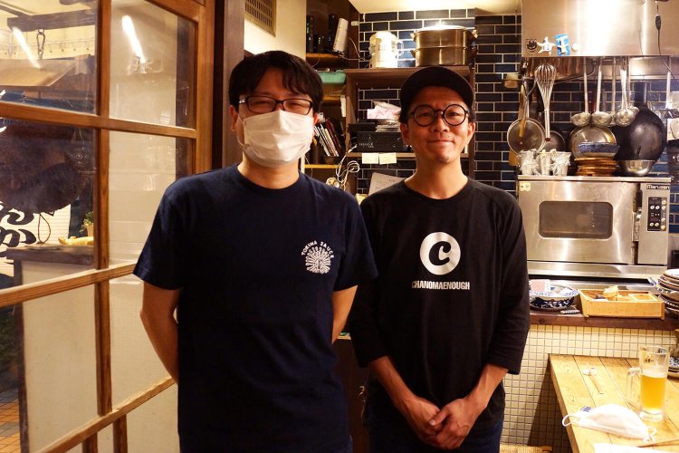 店主の濱中佳郎さん（右）と。スタッフや常連からは「チャーリーさん」で通っている。