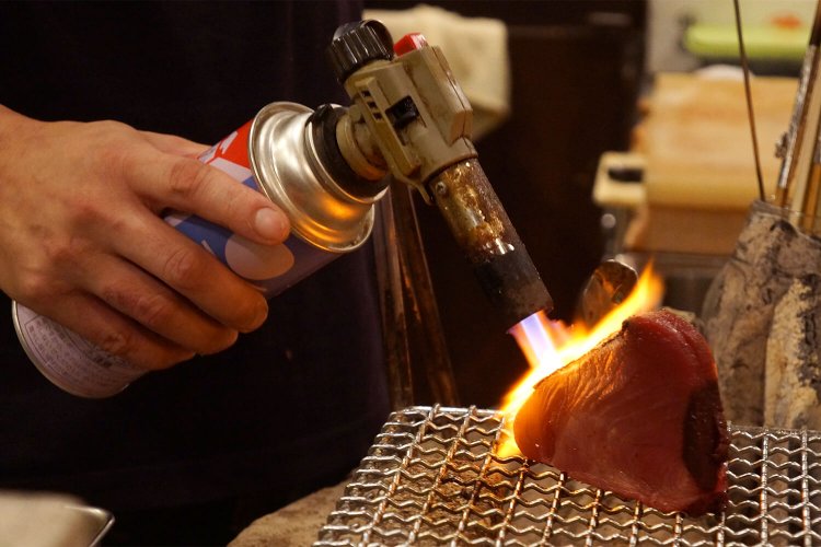 客席から厨房での調理の様子がよく見えるのもこだわりのひとつ。