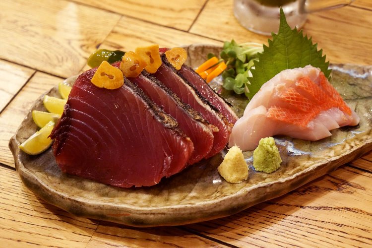 「カツオ塩タタキ」と「きんめ」を合い盛りで。合わせて850円と良心的。