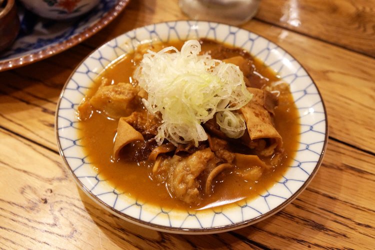 下町の煮込み500円。