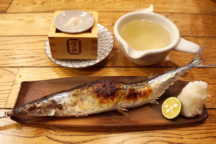 秋刀魚一本焼800円。澤乃井たる酒600円。