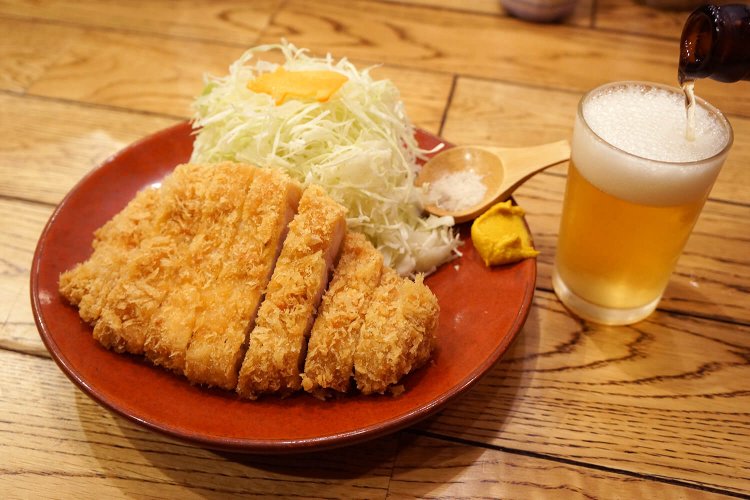 とんかつにはビールが似合う。ので、戻る。ラガー大びん600円。