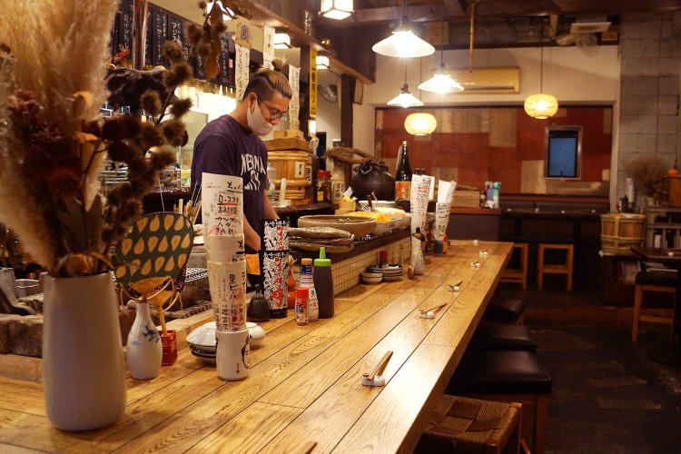 大きなL字カウンターがメインで、グループ客対応のテーブル席もいくつか。