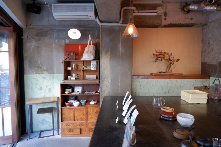 カウンター席は2020年現在開放しておらず、持ち帰り用茶葉の陳列をしている。