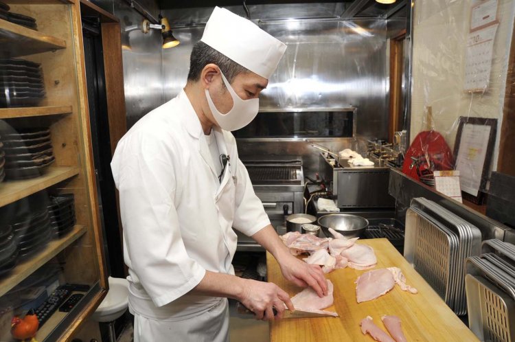 食鳥処理免許を持つ相原さんは、「鶏肉は鮮度が命」と話す。だから、調理は、注文を受けてから鶏をざばくところから始まる。