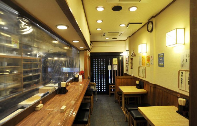 1階はカウンター席と2人掛けのテーブル席。