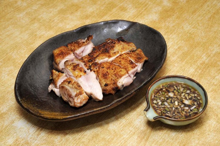 ももたたき1200円。かぶりつけば、香ばしい皮が鼻をくすぐり、口の中で弾力ある身から肉汁が染み出てくる。