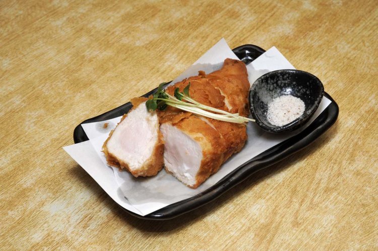 ほんのりしたピンク色を残したむね肉のから揚げ700円。から揚げは、もも700円、手羽先、軟骨各550円。