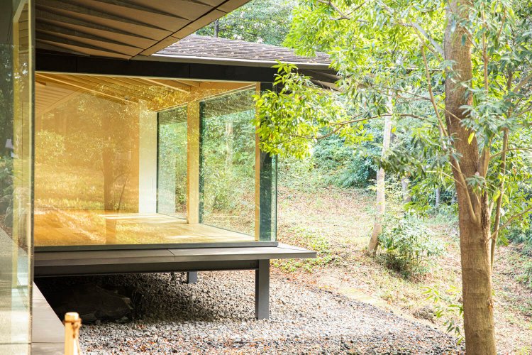 オープンスペースを外から見ると、森に突きだした舞台のよう。日が落ちていく夕方の眺めもまたよし。