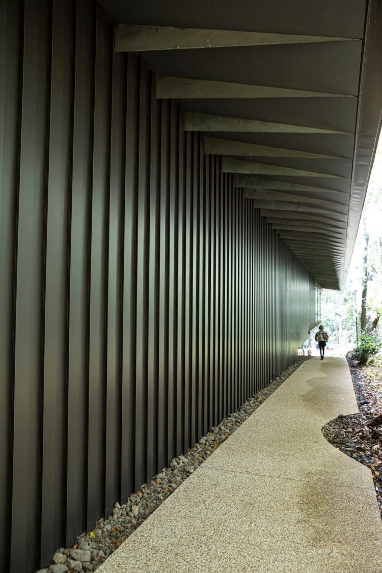 凹凸のある外壁面は、玉垣をイメージしている。宝物を守護する結界。