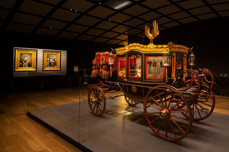 2階、宝物展示室の中央にある儀装車。六頭曳きの馬車。鳳凰（ほうおう）を頂いている。