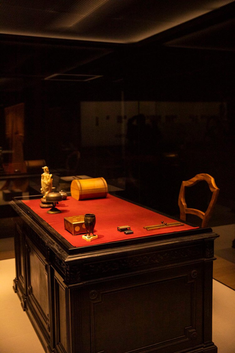 明治天皇愛用の御机。大切に使い込まれた様子がわかる。
