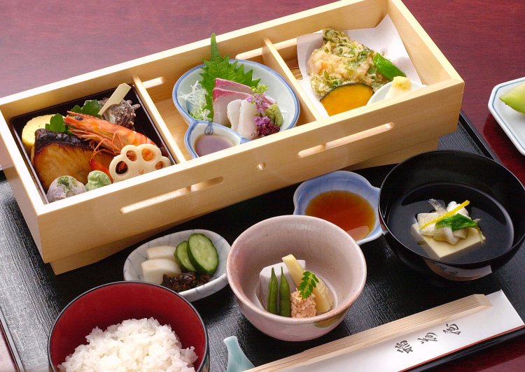 食_稲荷屋_はなぶさ弁当3024円